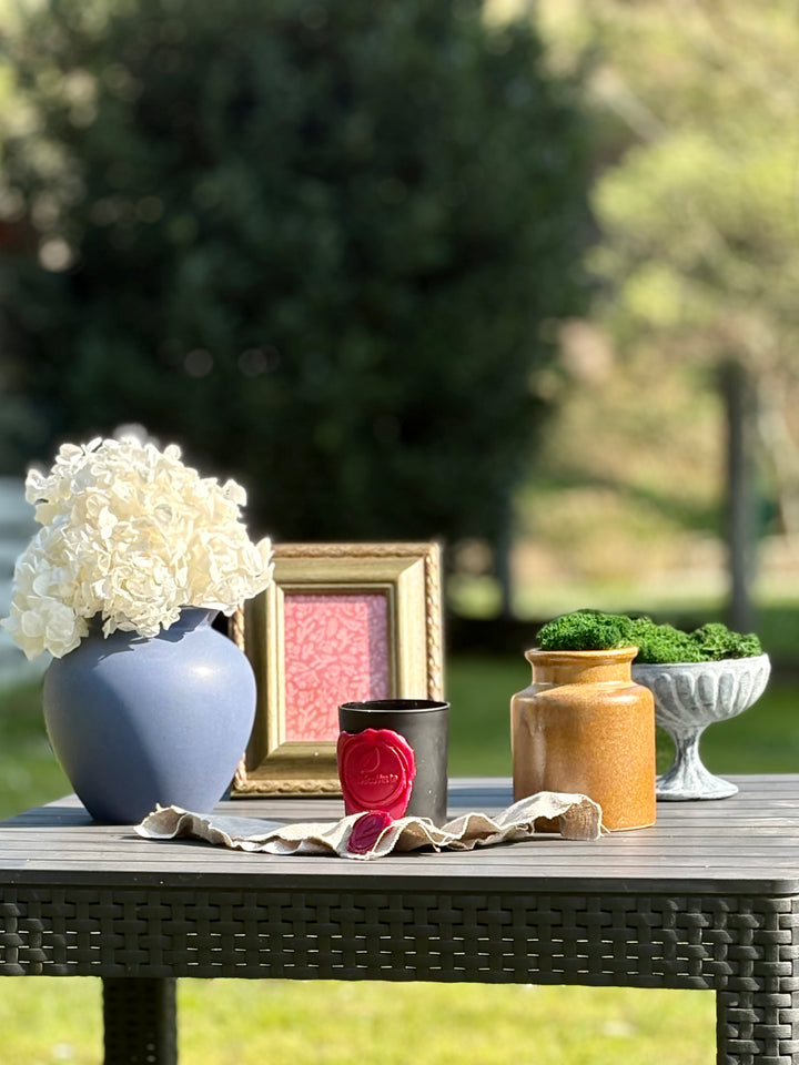 Ensemble de décoration vintage avec hortensias stabilisées , cadre baroque, vase en céramique bleu de seconde main. 