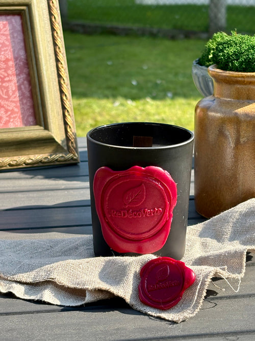 Ensemble décoration vintage avec vase en céramique, cadre baroque, bougie artisanale. 